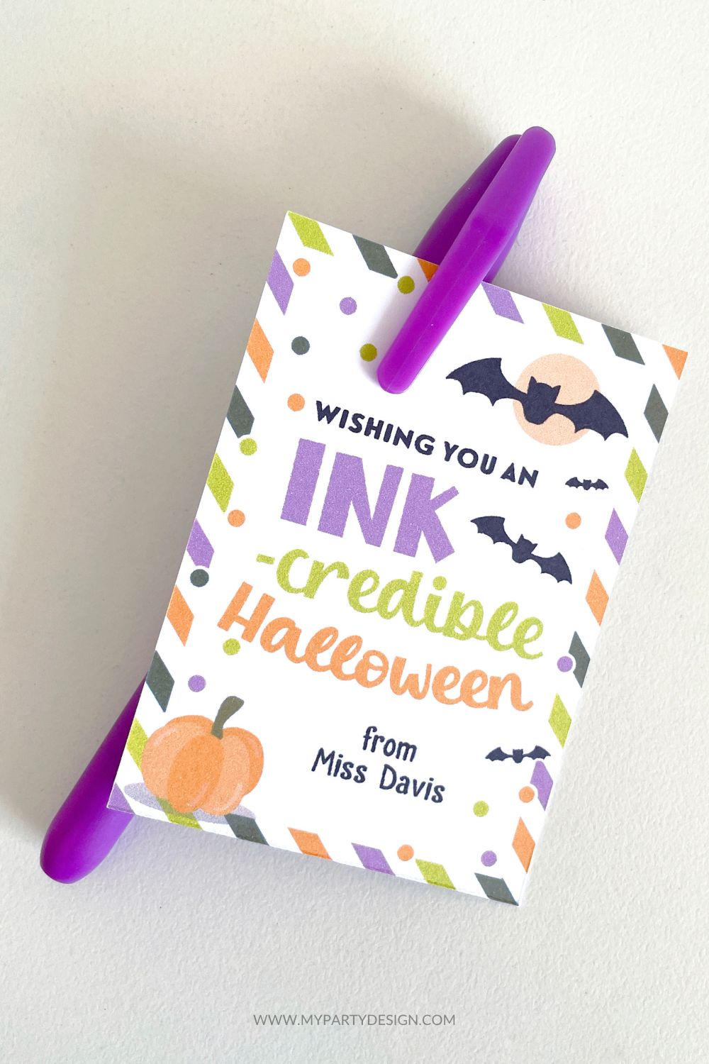 halloween class gift tag that reads "wishing you an ink-credible halloween"